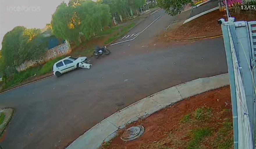 Câmera registra forte colisão que deixou motociclista ferido no Santa Cruz