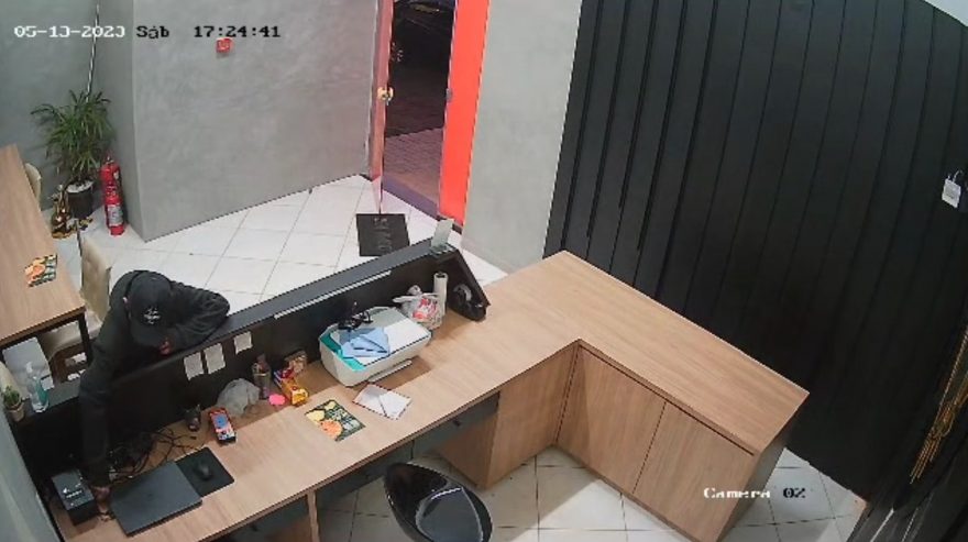 Ladrão furta Notebook em pizzaria no Centro