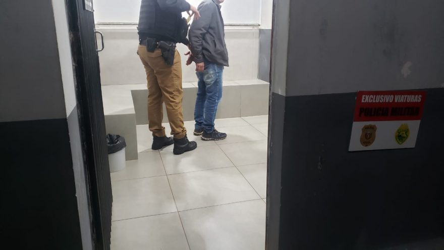Homem é detido após ameaçar companheira