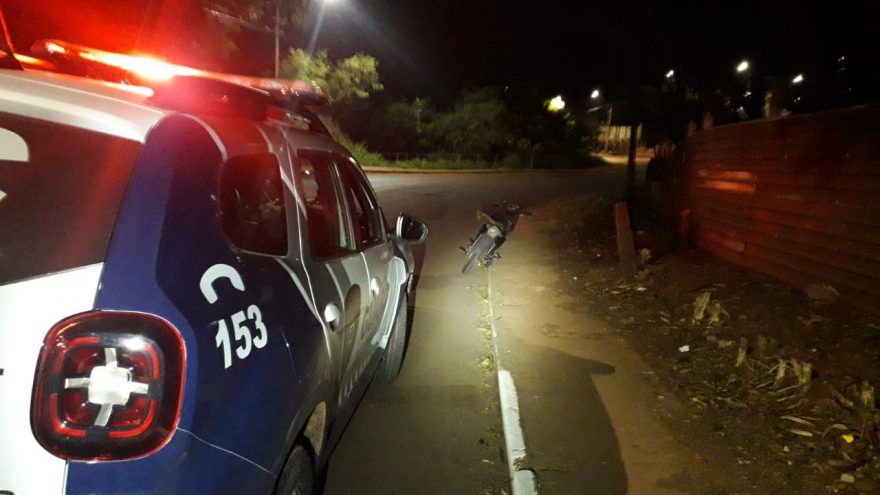 Em moto sem placa, homem empreende fuga mas é detido pela GM