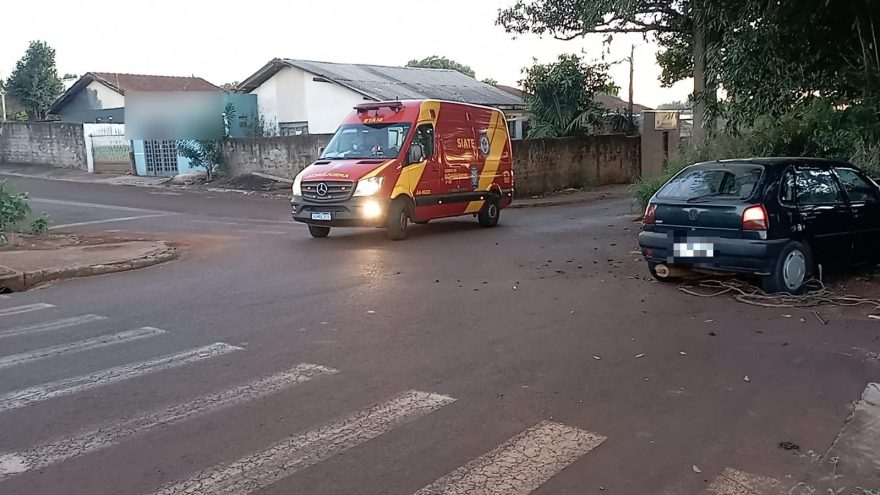 Carro bate em árvore e deixa dois feridos no Interlagos