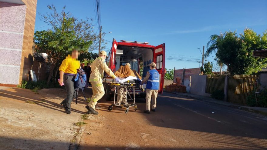 Idoso sofre queda dentro de casa e precisa de atendimento médico