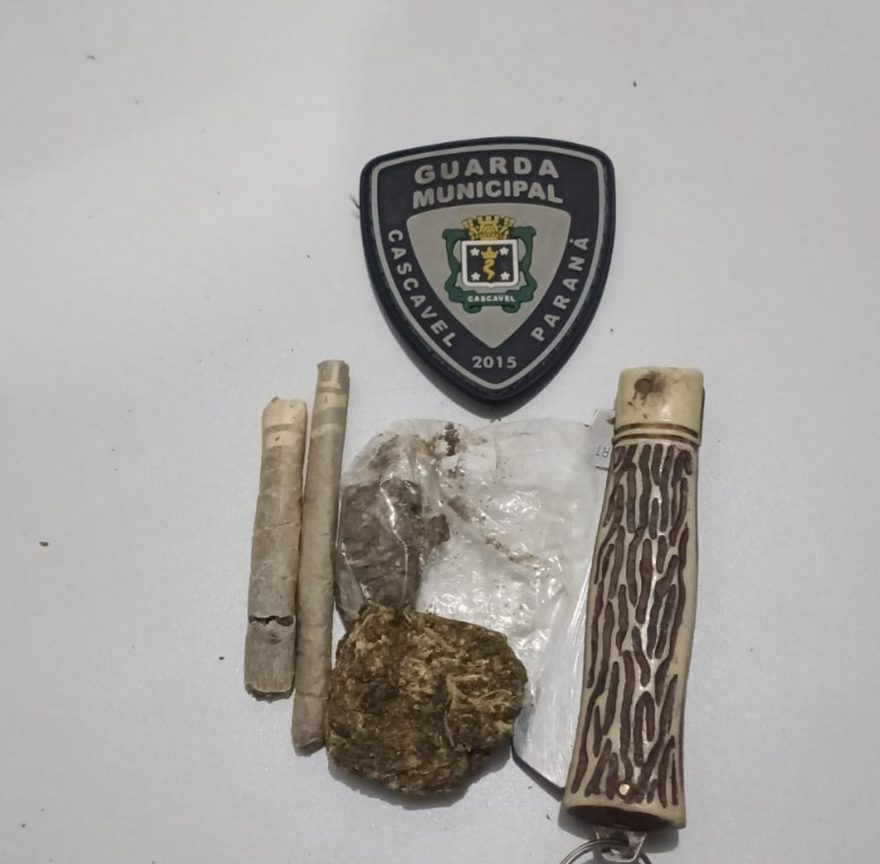Homem é detido com drogas e arma branca no São Cristóvão