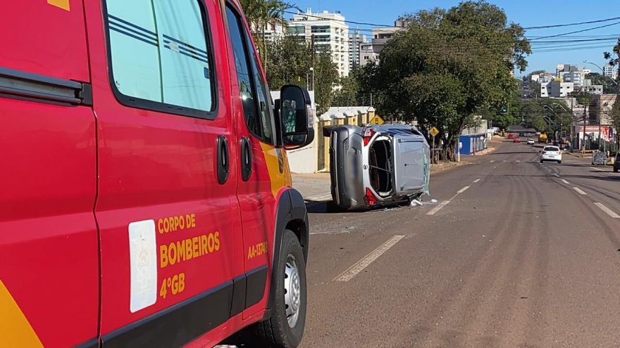 Capotamento deixa três feridos no Centro de Cascavel