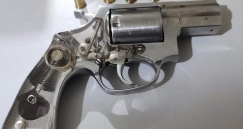 Homem é preso por porte ilegal de arma de fogo, em Realeza Imagem referente a Homem é preso por porte ilegal de arma de fogo, em Realeza