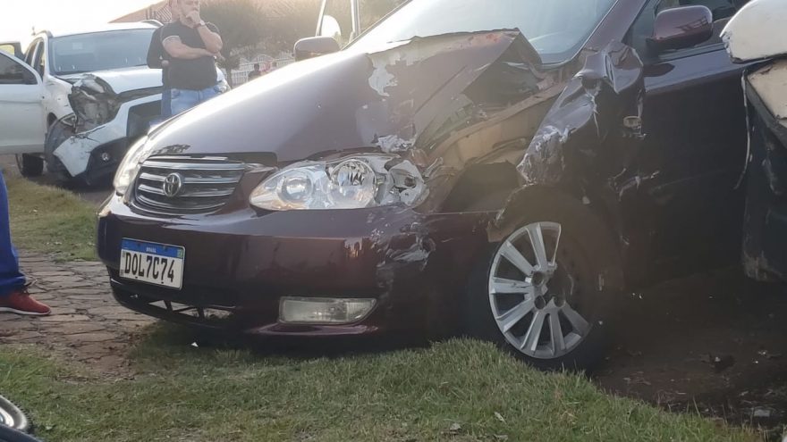 Três veículos se envolvem em colisão no Bairro Maria Luiza