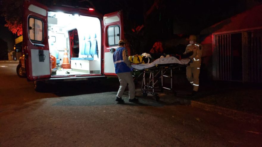 Homem ferido por objeto cortante é socorrido pelo Siate no bairro São Cristóvão