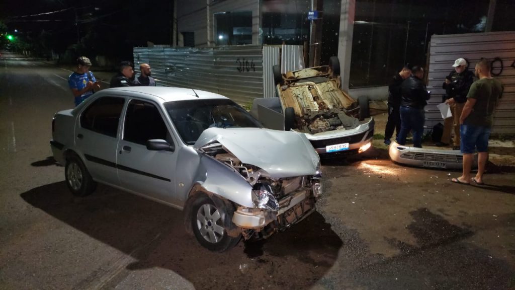 Gol capota em forte colisão no centro de Cascavel