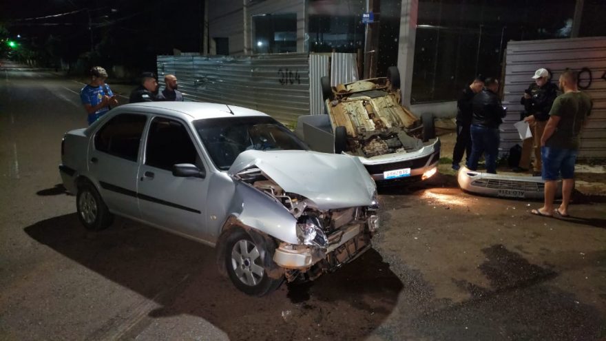 Gol capota em forte colisão no centro de Cascavel