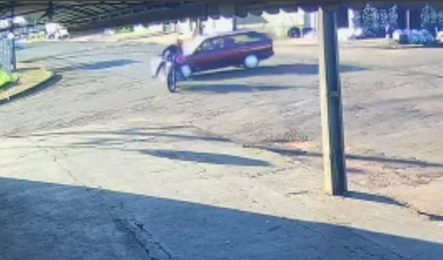 Vídeo mostra momento em que Parati bate contra motociclista no Jardim Colonial