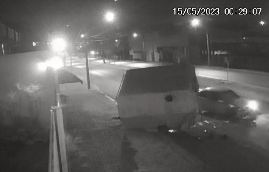 Impressionante: Trailer de lanches quase tomba após ser atingido por carro na Avenida Assunção