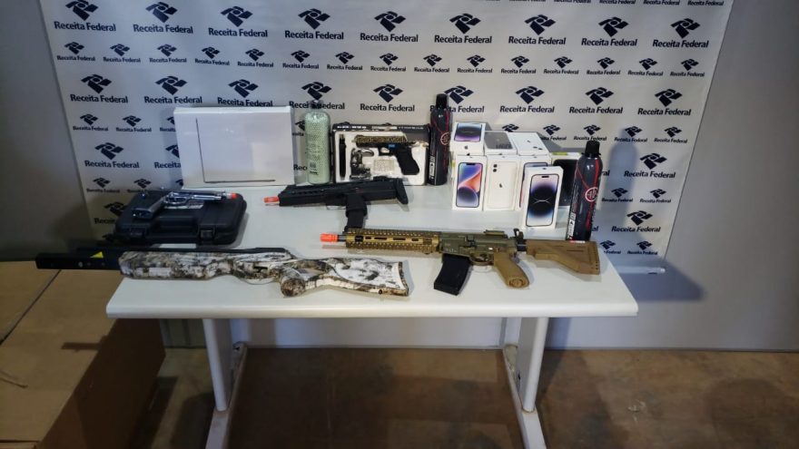 PRF recebe doação de eletrônicos e armas de air soft da Receita Federal