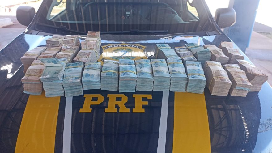 Mais de R$ 700 mil são apreendidos pela PRF em Mercedes