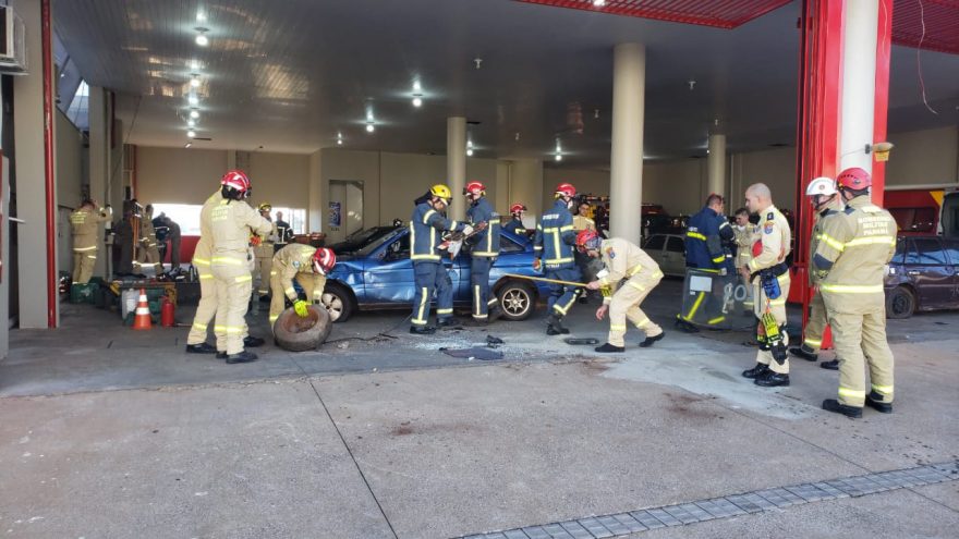 Socorristas do Corpo de Bombeiros e do Samu participam de curso para nivelamento em resgate veicular