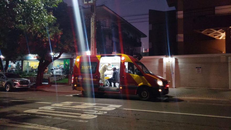 Homem fica ferido ao ser atropelado na Rua Paraná