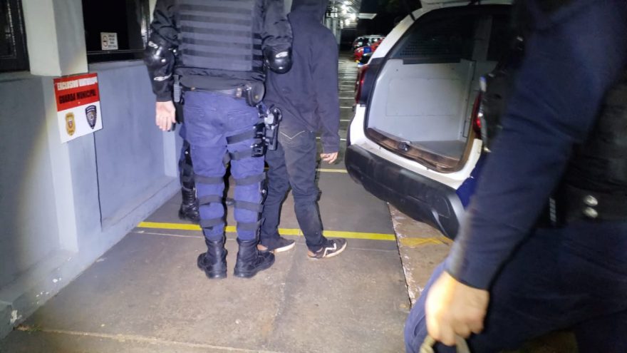 Mulher é detida com mandado de prisão em aberto por furto qualificado