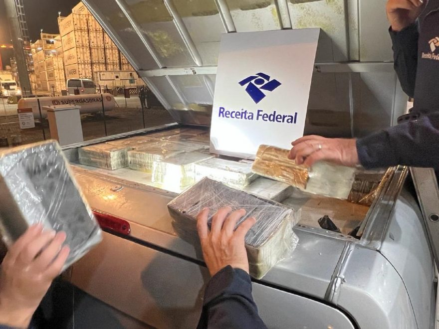 Receita Federal apreende 327 kg de cocaína em compartimento falso de van