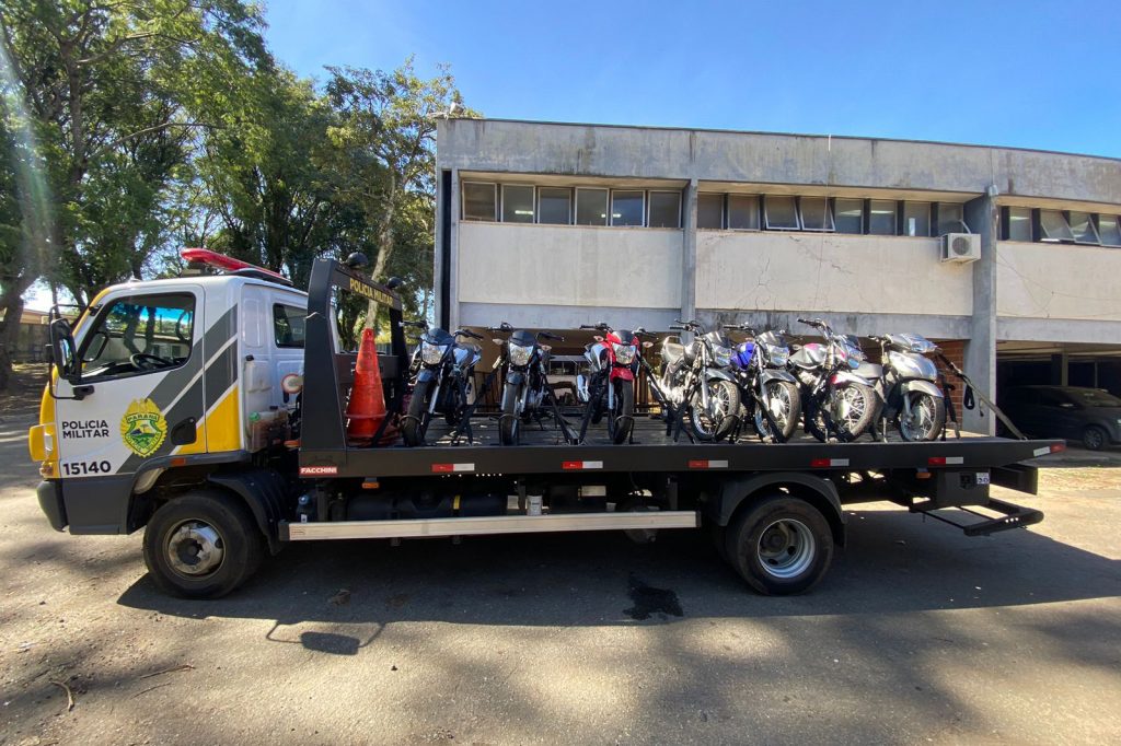 PM prende quatro e apreende 20 motocicletas durante abordagem em Curitiba