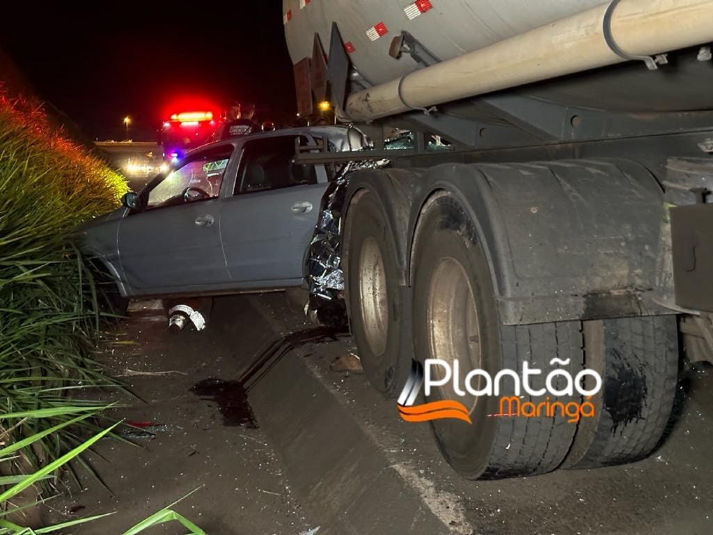 Carro desgovernado prensa caminhoneiro contra carreta e vítima morre na hora, em Maringá