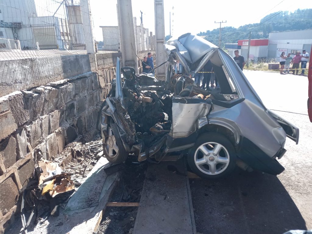 Homem morre após violento impacto de carro contra muro em SC