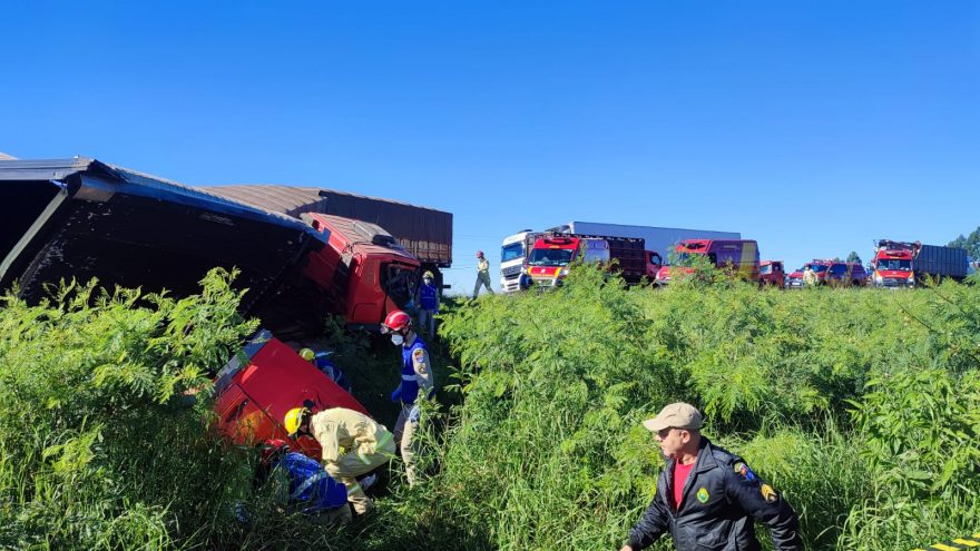 Gravíssimo acidente entre caminhões é registrado na rodovia BR-369; motorista morre encarcerado