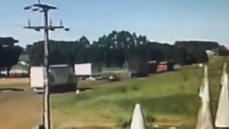Acidente com morte na BR-369: Vídeo mostra colisão frontal entre carretas Acidente com morte na BR-369: Vídeo mostra colisão frontal entre carretas