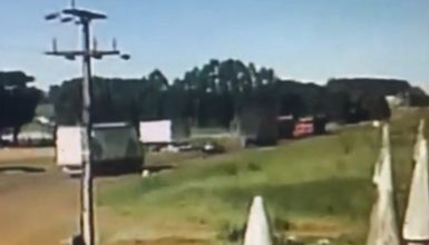 Imagem referente a Acidente com morte na BR-369: Vídeo mostra colisão frontal entre carretas