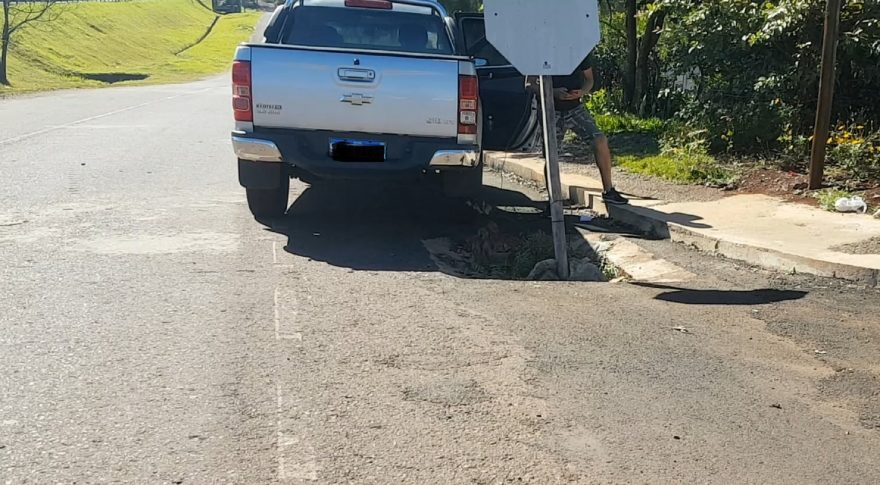 “Vou pegar a minha foice e cortar uma bananeira”: diz motorista de S10 que caiu em buraco não sinalizado