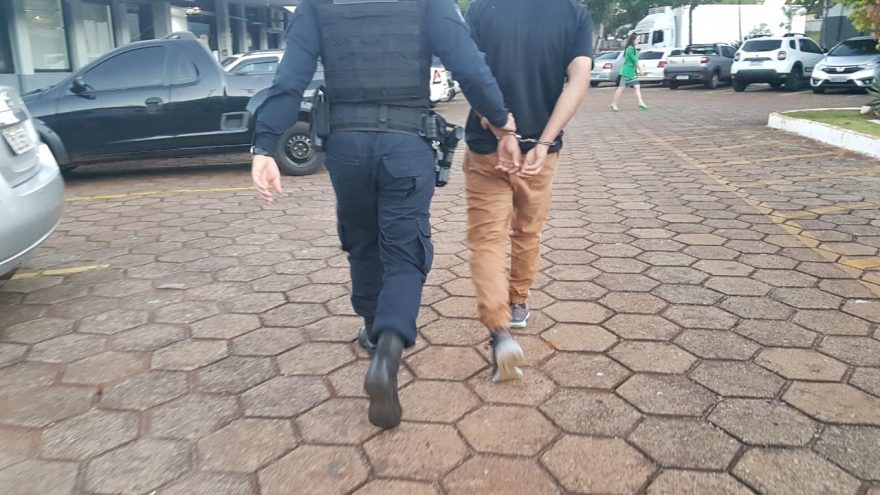 Devendo 17 mil em pensão alimentícia, homem é preso após quase atropelar guardas