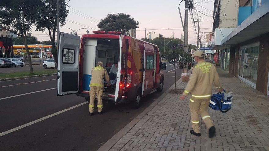 Ciclista fica ferido ao atingir porta de veículo na Avenida Brasil