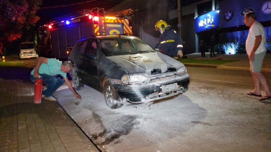 Motorista tenta dar “tranco” em Palio e motor pega fogo