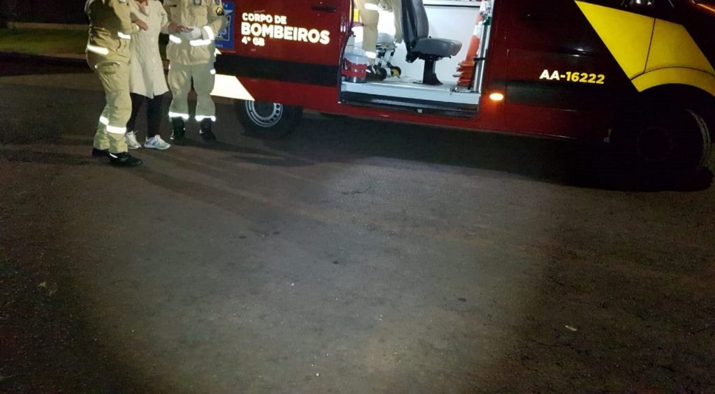 Mulher ferida é socorrida pelo Siate no Universitário