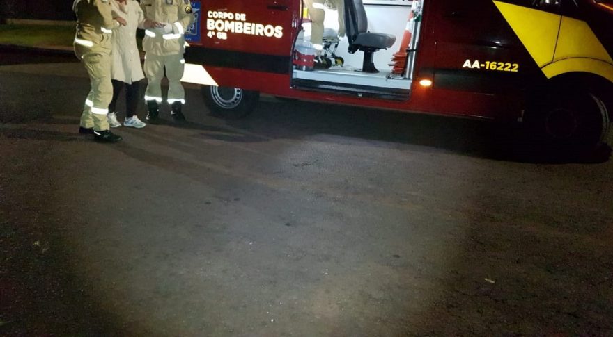 Mulher ferida é socorrida pelo Siate no Universitário