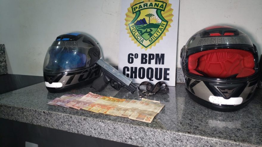 Polícia aborda suspeitos de assalto na BR-277 de moto furtada com placa impressa em papel sulfite