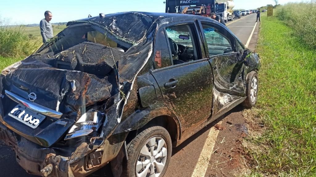 Motorista capota carro após perseguição policial na PR-317