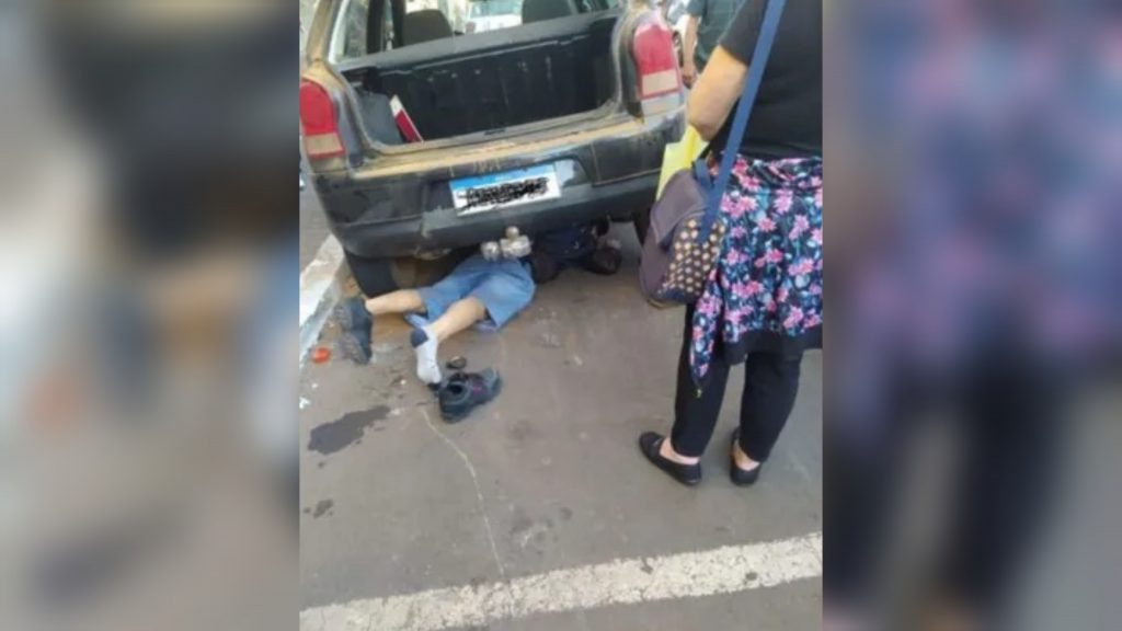 Jovem para debaixo de carro após acidente no centro de Apucarana