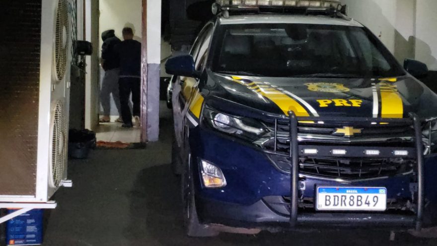 PRF apreende quase 2 t de maconha e oito pistolas em fundo falso de caminhão na BR-277