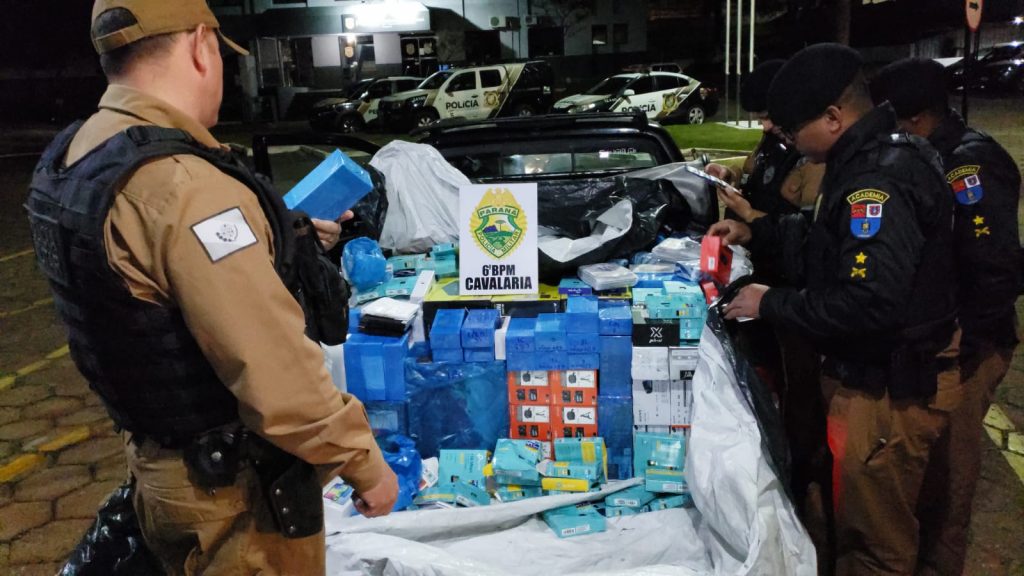 Cavalaria apreende Fiat Strada com carga de eletrônicos estimada em R$ 1 milhão, em Cascavel