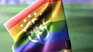 Estudo indica aumento de 76% em casos de homofobia no futebol do país