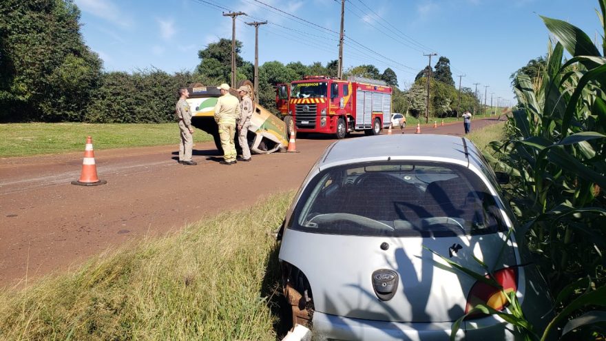 Saveiro capota após colisão com Ford Ka na rodovia PR-180