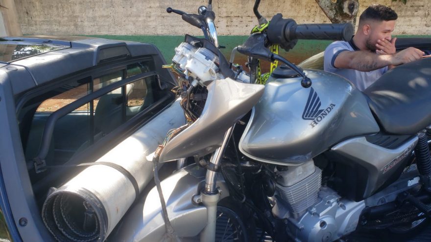 Carro e moto se envolvem em colisão no Bairro São Cristóvão