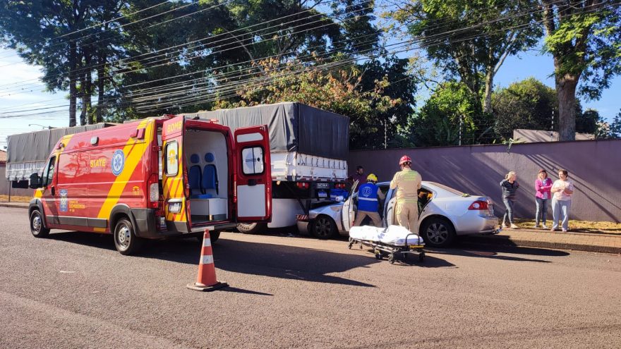 Carro atinge traseira de caminhão estacionado no Bairro São Cristóvão