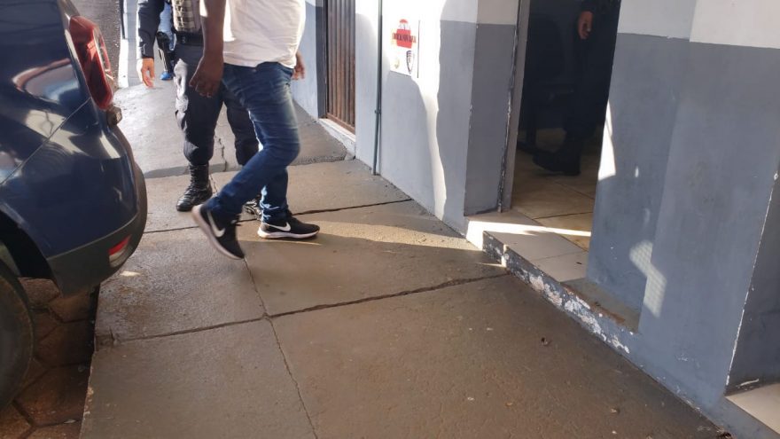 Homem com mandado de prisão em aberto por homicídio é detido no Santa Felicidade