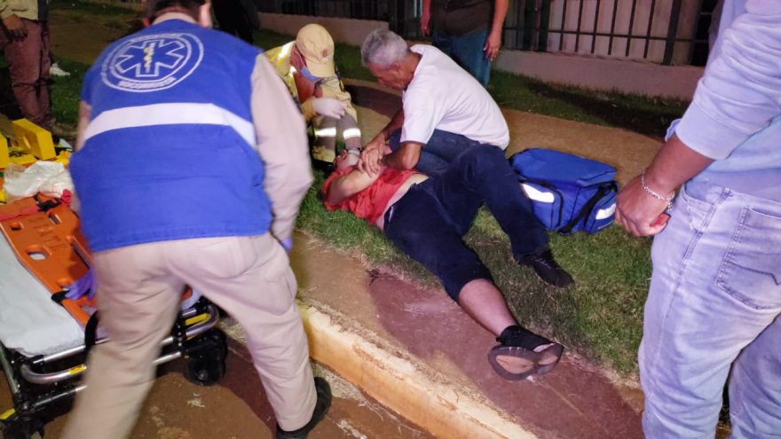 Ciclista com criança na garupa sofre queda e Siate é acionado para socorro, no Riviera