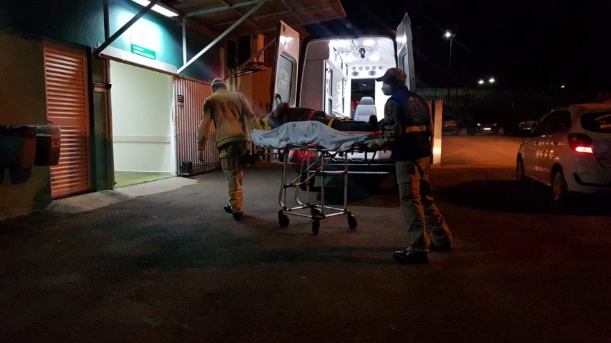 Homem fica ferido ao ser atingido por estilhaços de madeira no Bairro Nova Cidade
