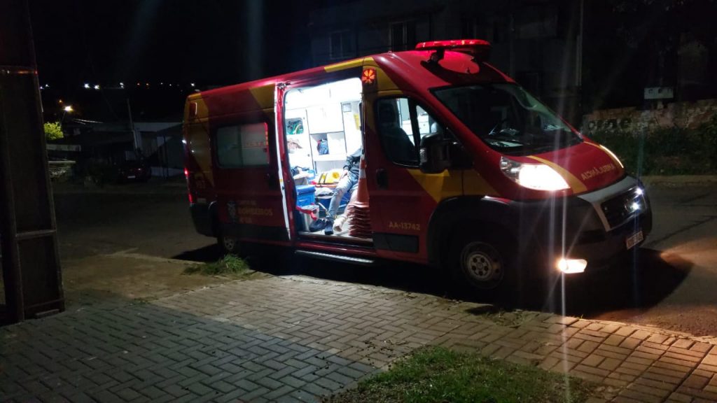 Jovem fica ferido ao cair de moto no bairro Santa Felicidade