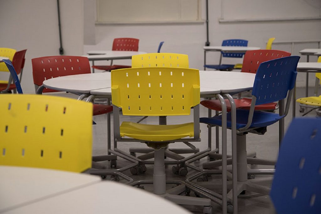 Materiais para fabricação de móveis escolares devem custar quase R$ 2 milhões ao município