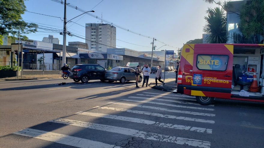 Creta e Siena se envolvem em colisão na Rua Erechim, no Centro