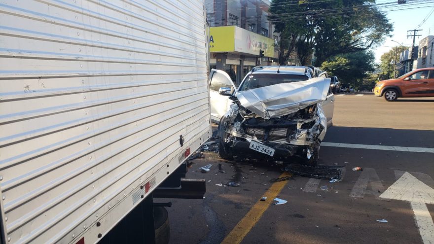 Caminhão e caminhonete se envolvem em forte colisão na Avenida Brasil