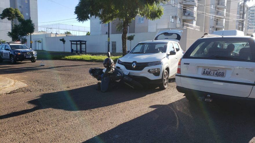 Kwid ‘zero km’ e sem placas, se envolve em colisão no Pacaembu; Motociclista fica ferido